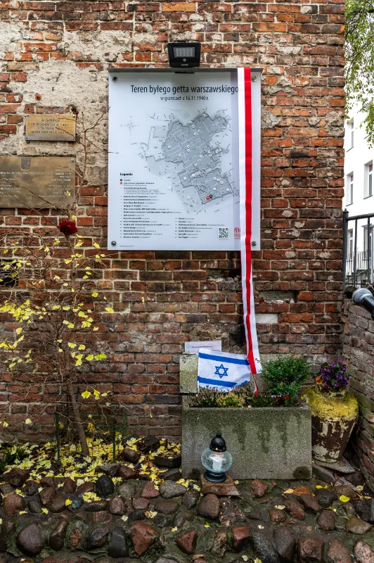 Warsaw Jewish Ghetto tour - one of monuments